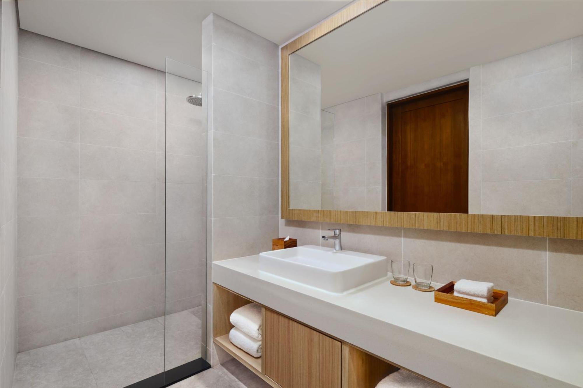Deluxe Premier Room Guest room 1 King Garden view Balcony Mini Bar Daily Shuttle to Monkey Forest Daily Yoga Bike to borrow Family Activity 24 Hour access to Motion Fitness Center,1411101740:JPEG
